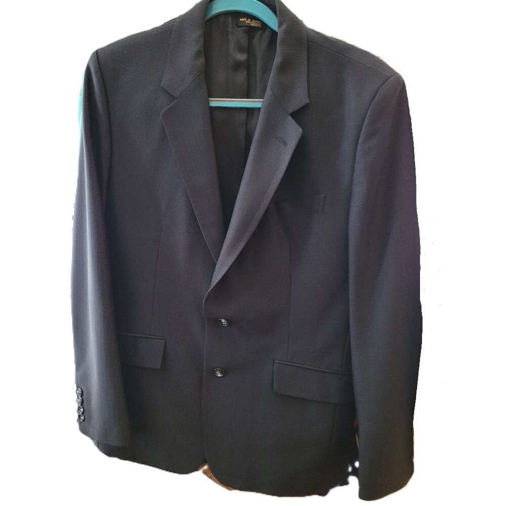 H415-Like New Navy Gino Cappeli Suit-Coat Pants-Shirt-Tie & Tie Clip--R40